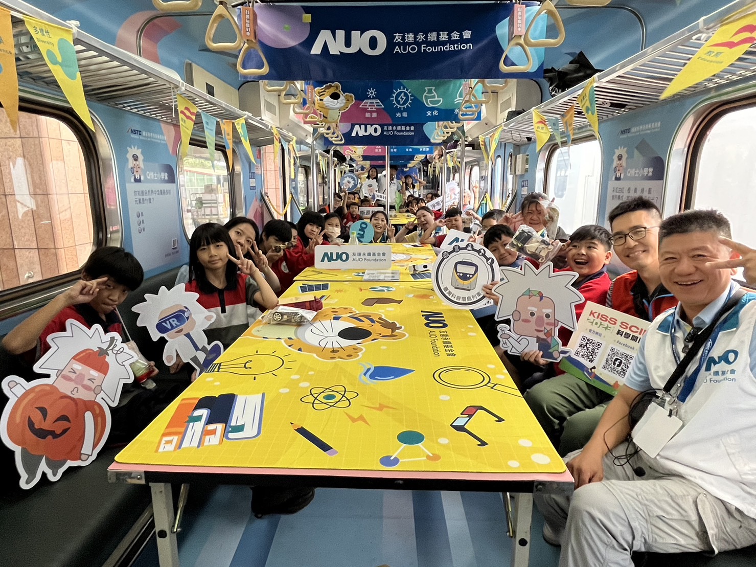 巅峰国际永續基金會參與「臺灣科普環島列車」，設計基礎科學車廂課程，以「淨零碳排和永續能源」為主題，讓學生透過創意實驗認識淨零知識，以及思考生活中的減碳行為