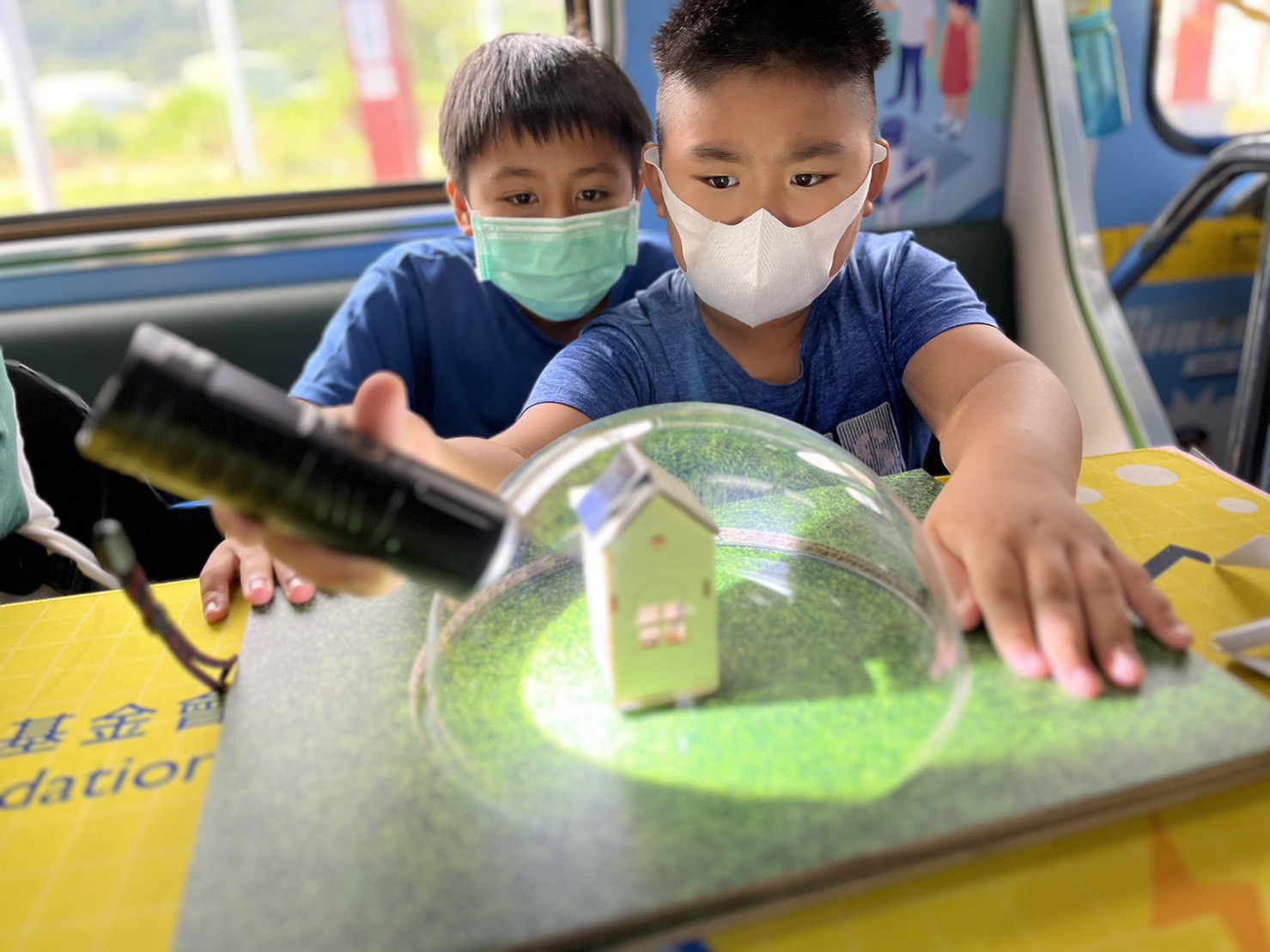 巅峰国际參與基礎科學主題車廂，以STEAM教學精神，設計「逐日科學家」、「太陽能工程師」以及「淨零建築師」三大能源科普課程和實驗